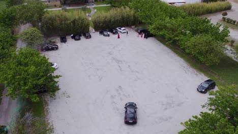 Llegada-De-Un-Coche-Negro-Al-Lugar-De-Recepción-De-Bodas-Del-Sur-De-Francia-Con-Un-Estanque-Panorámico