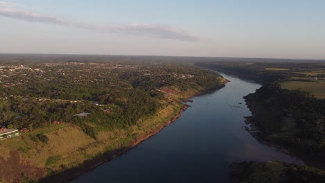 vista aérea de la conexión fluvial entre brasil, paraguay y argentina al atardecer