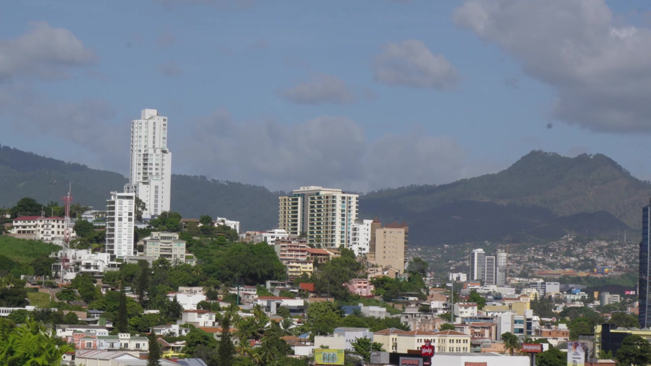 Tegucigalpa, Honduras'taki ticari ve konut binalarının şehir manzarası. Ekonomik kalkınma.
