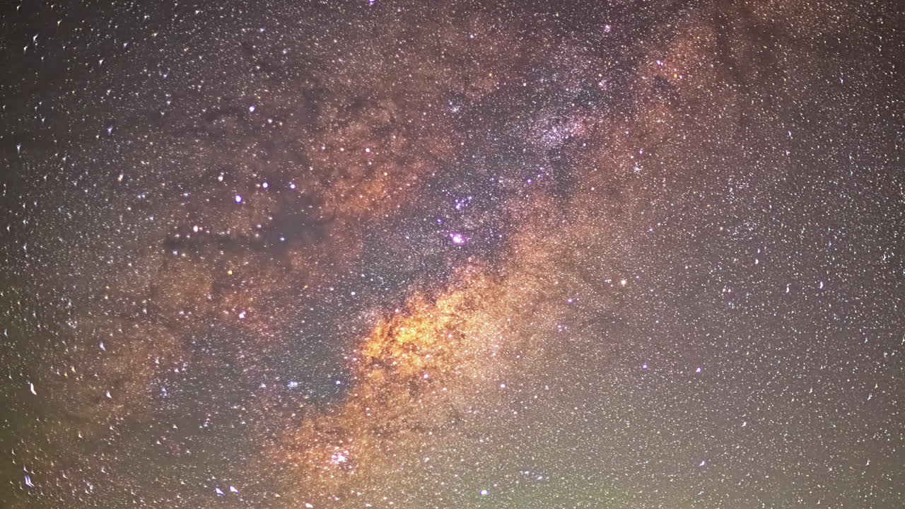 Zoom ravvicinato sulla Via Lattea mentre il nucleo e la nebulosa attraversano il cielo - timelapse