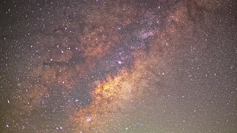 Se-Acercó-A-La-Vía-Láctea-Mientras-El-Núcleo-Y-La-Nebulosa-Cruzan-El-Cielo---Lapso-De-Tiempo