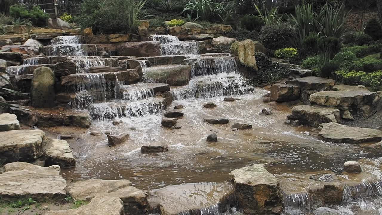 cascada en un jardín de rocas