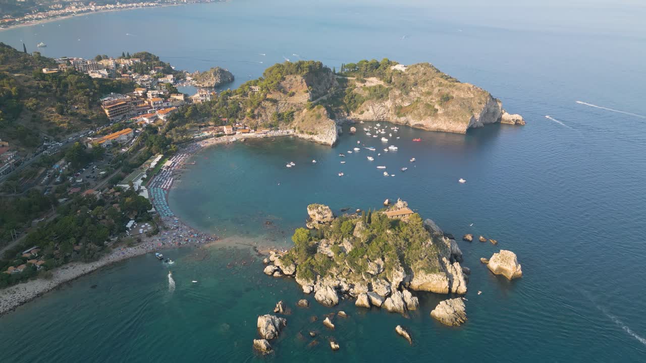 Ripresa in avanti con drone sopra Isola Bella, Sicilia, Italia