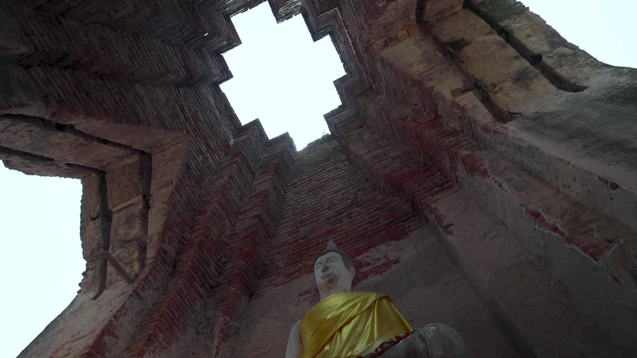 la estatua de buda en prasat nakhon luang (nombre tailandés), es un templo importante de ayutthaya, tailandia, el 30 de mayo de 2022.