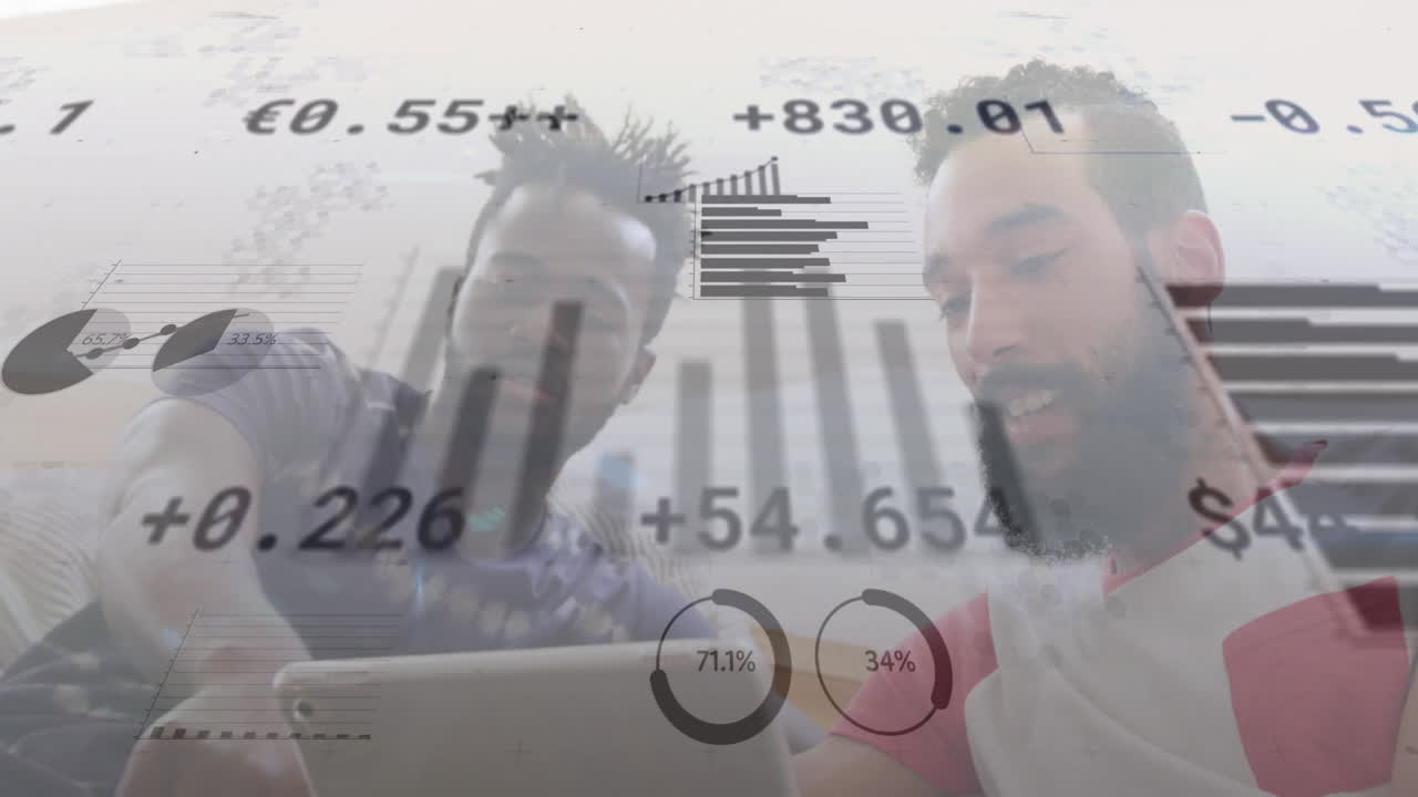 animação do processamento de dados financeiros sobre pessoas diversas usando tablet.