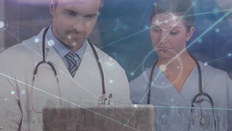 animación de la red de conexiones a través de médicos caucásicos masculinos y femeninos usando computadora portátil.