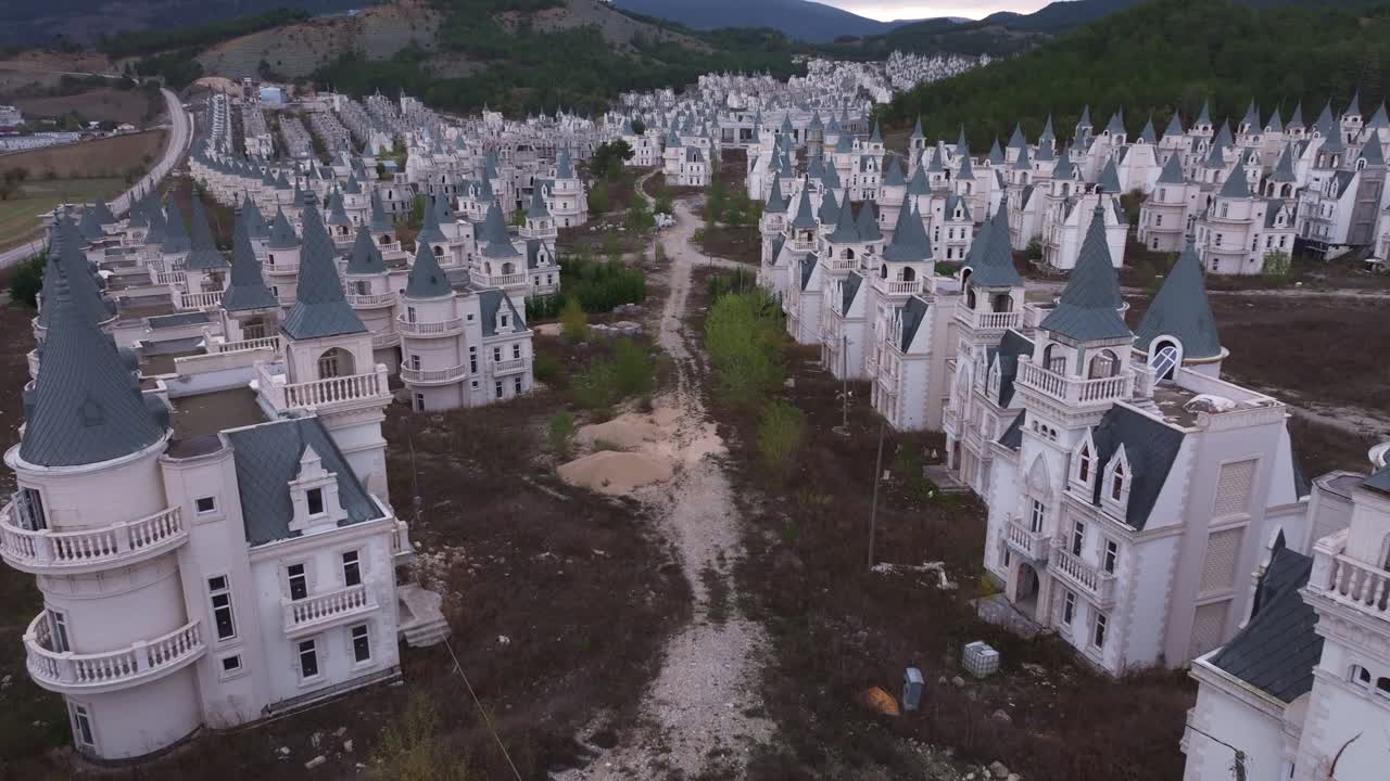 Terk edilmiş Türk projesinde boş Burj Al Babas ev sıraları.