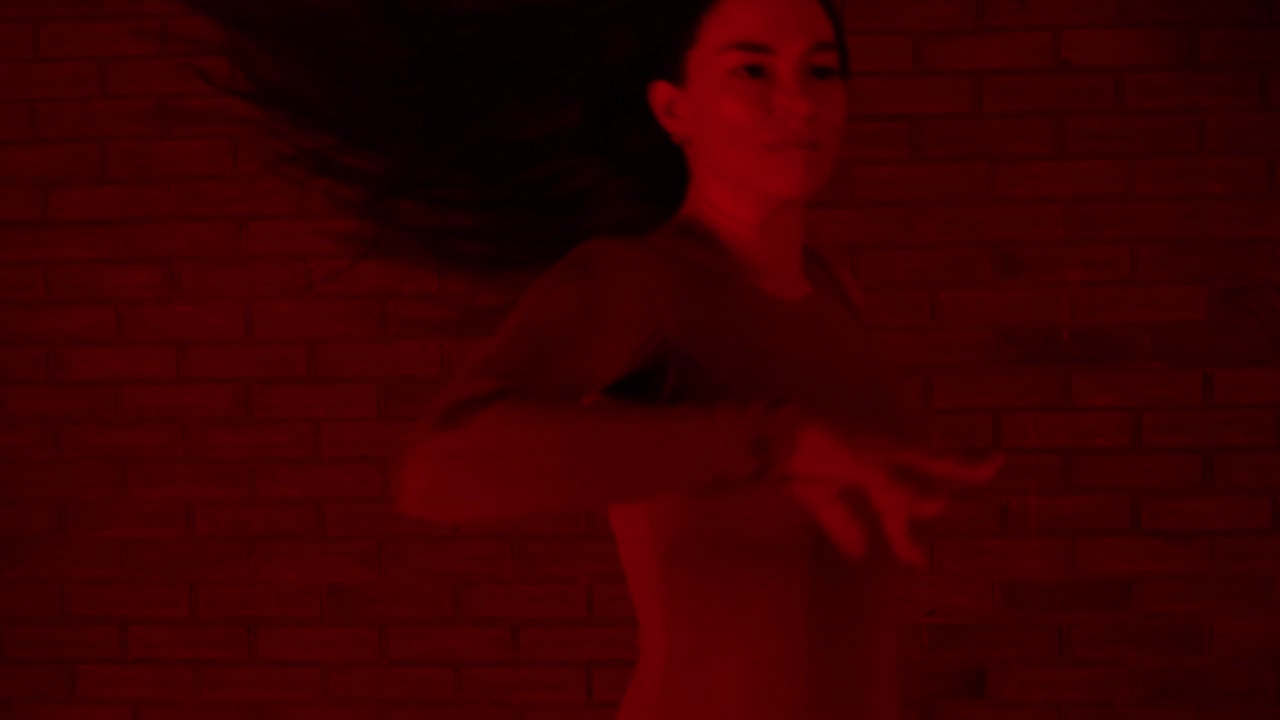 pies de bailarina con un vestido bailando en una habitación roja