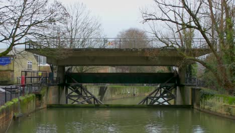 The-spillway-weir-gate-at-the-river-weir,-near-the-Bath-Recreation-Ground,-at-the-Pulteney-Bridge-on-the-River-Avon,-in-the-city-of-Bath,-in-England