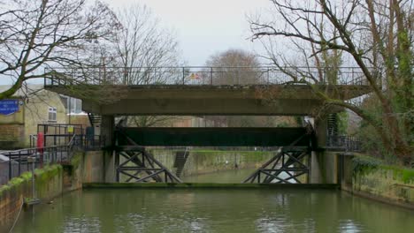 la puerta del vertedero del vertedero en el vertedero del río, cerca del terreno de recreo de bath, en el puente pulteney en el río avon, en la ciudad de bath, en inglaterra