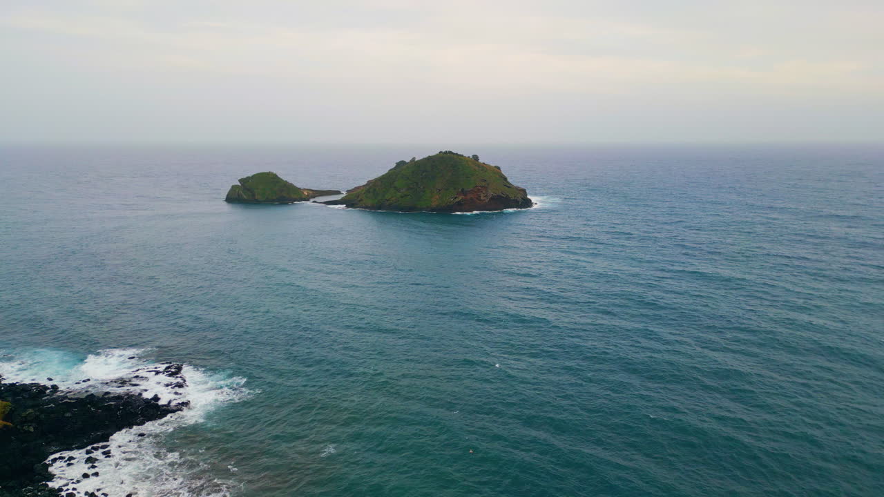 폭풍의 바물, 돌고 있는 섬, 슈퍼 슬로 모션, 바다의 물결이 풍경을 고 있다.