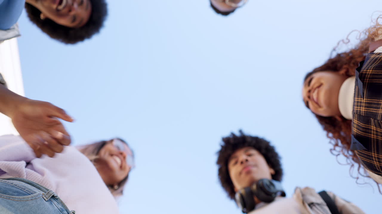 estudiantes, tomados de la mano y de apoyo con amigos