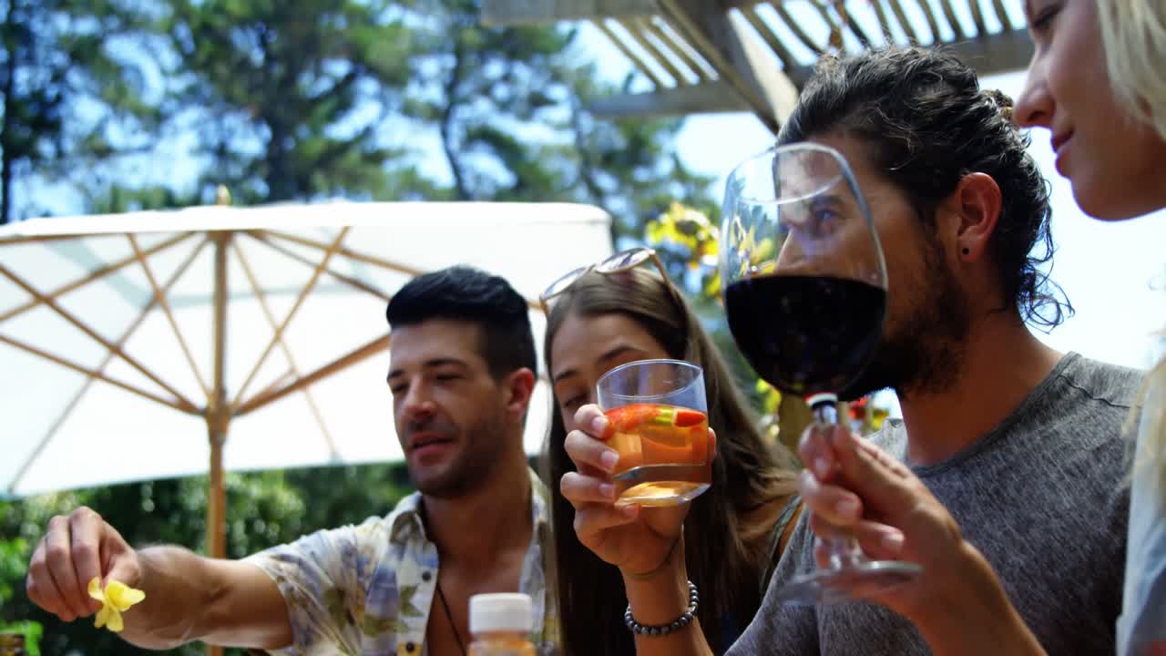 grupo de amigos disfrutando de las bebidas en una fiesta de barbacoa al aire libre