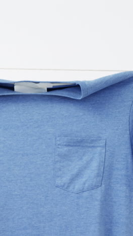 camiseta secándose en la línea de la ropa