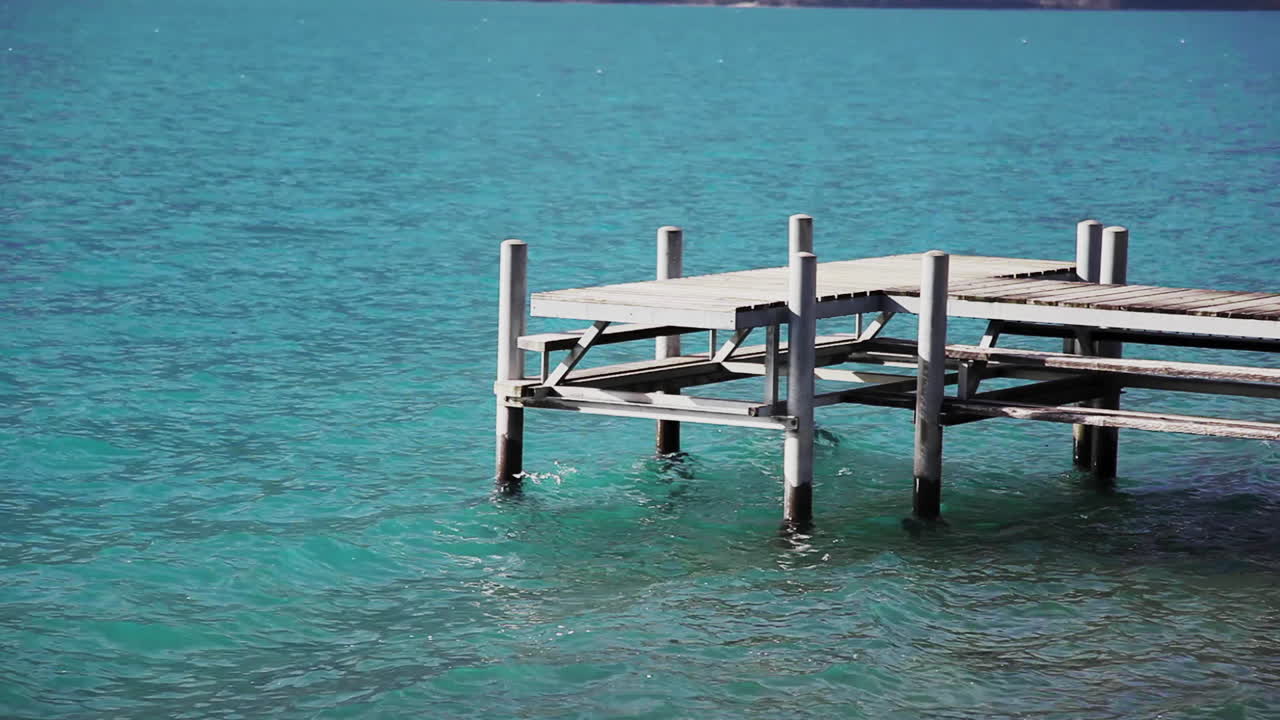 리조트 타운 인터라켄 스위스에서 사용되지 않는 빈 해안선 워터 데크