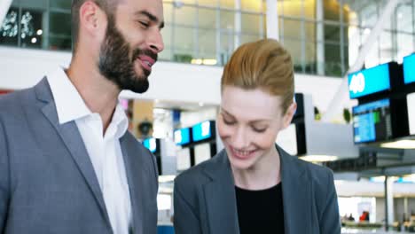 empresarios que interactúan entre sí