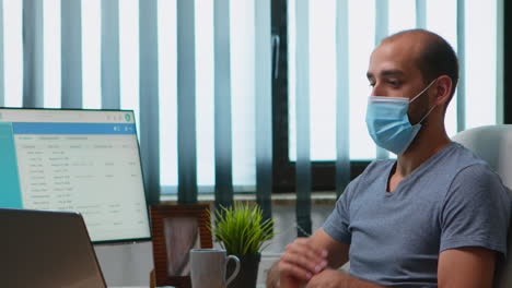 hombre con máscara durante la reunión de video