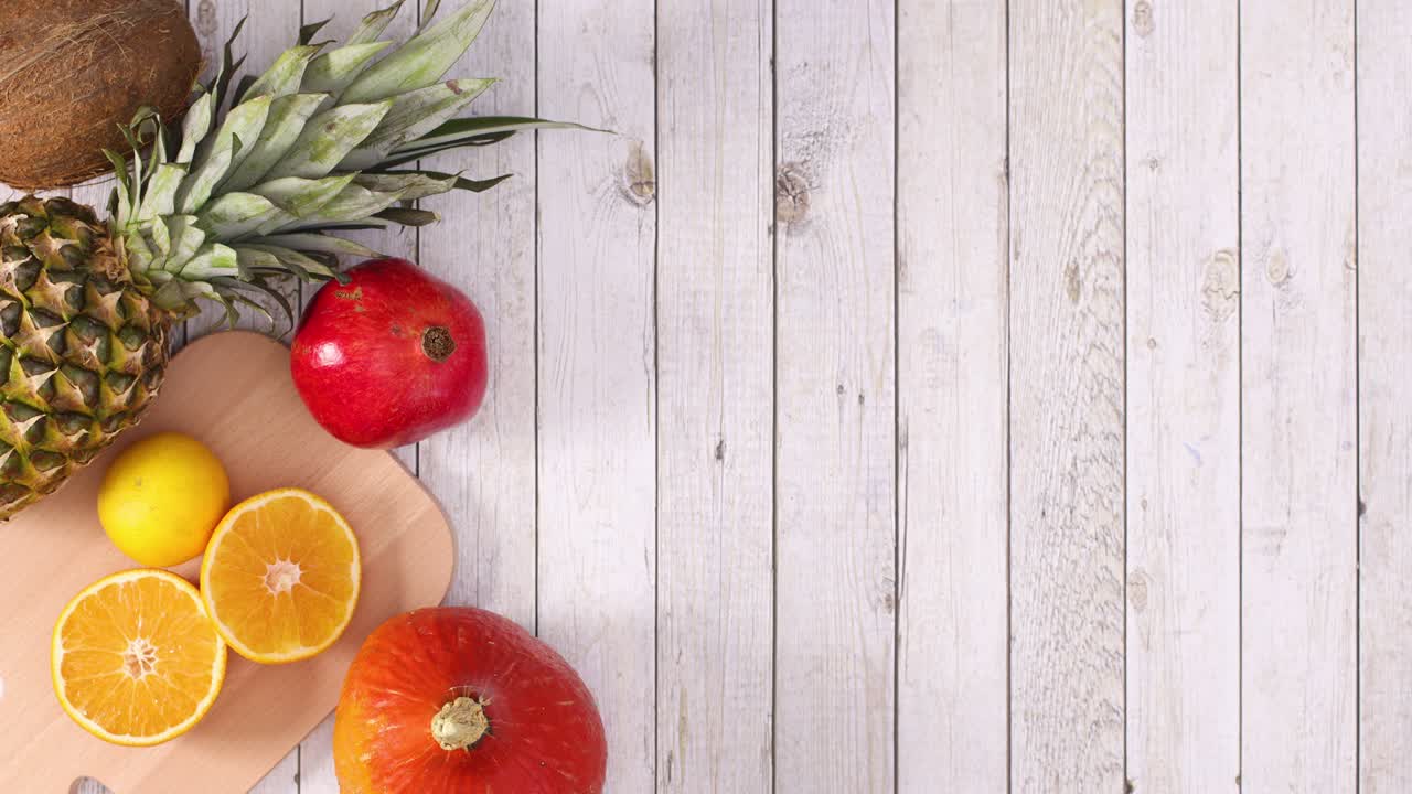 frutas tropicales en el lado izquierdo y marco blanco para el texto aparecen en la derecha. detener el movimiento