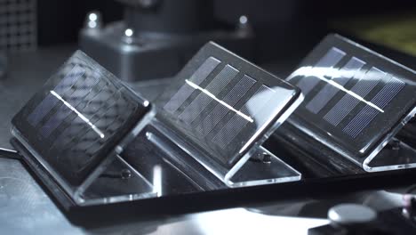 paneles solares en laboratorio científico