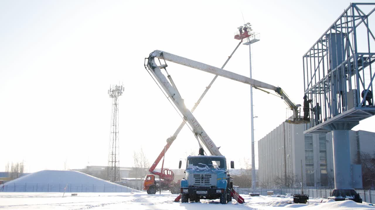 겨울에 크레인과 트럭으로 건설 현장