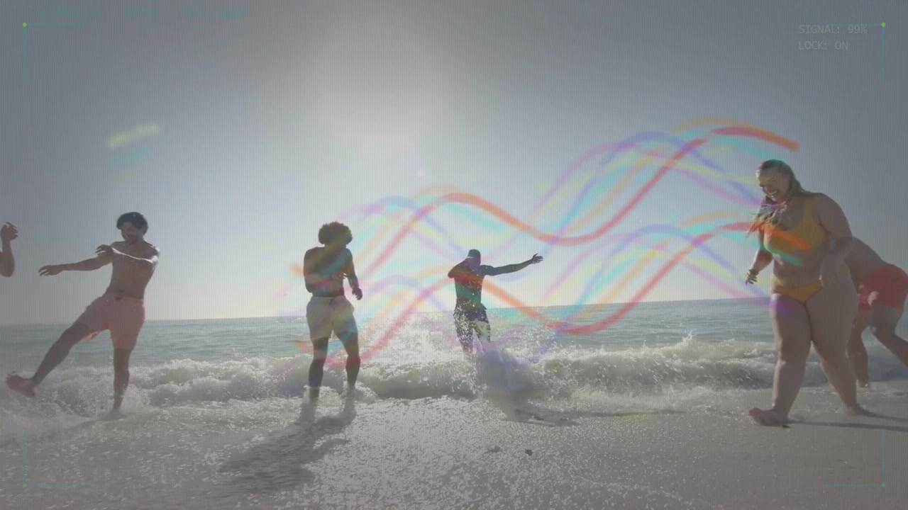 Sei adulti che giocano per divertimento sulla riva, la persona centrale che corre tra le onde, con una sovrapposizione a nastro a tema viaggio.