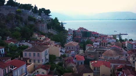 La-Ciudad-De-Nafplio-Y-La-Fortaleza-De-Palamidi-Filmadas-Desde-Un-Dron,-Bonitas-Vistas-De-La-Montaña-Y-El-Mar.