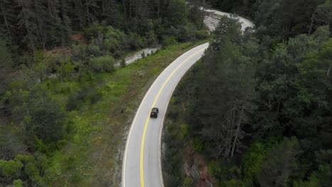 Video-Drone-Seguimiento-Seguimiento-4x4-Todoterreno-Coche-Montaña-Carretera-Sinuosa-Gramos-Grecia