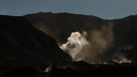 一座火山在新西兰小岛瓦卡里 (whaakari) 爆发