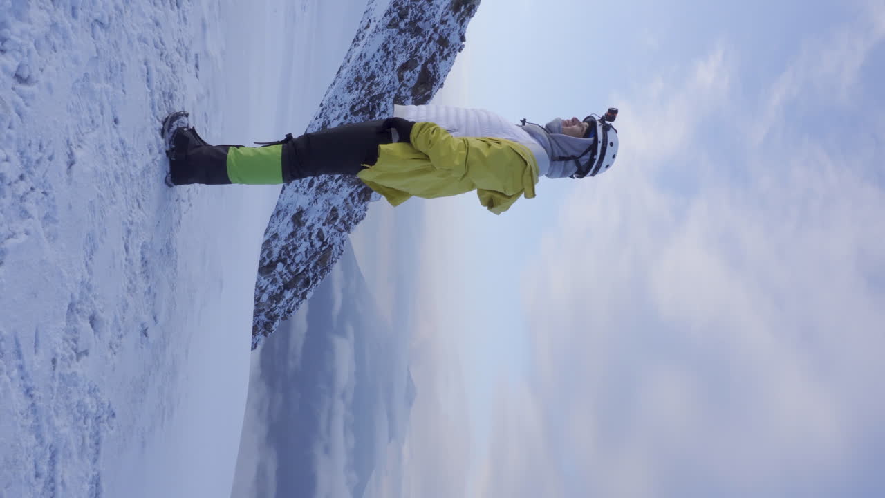 iztaccihuatl 화산 정상에 여자 등산객