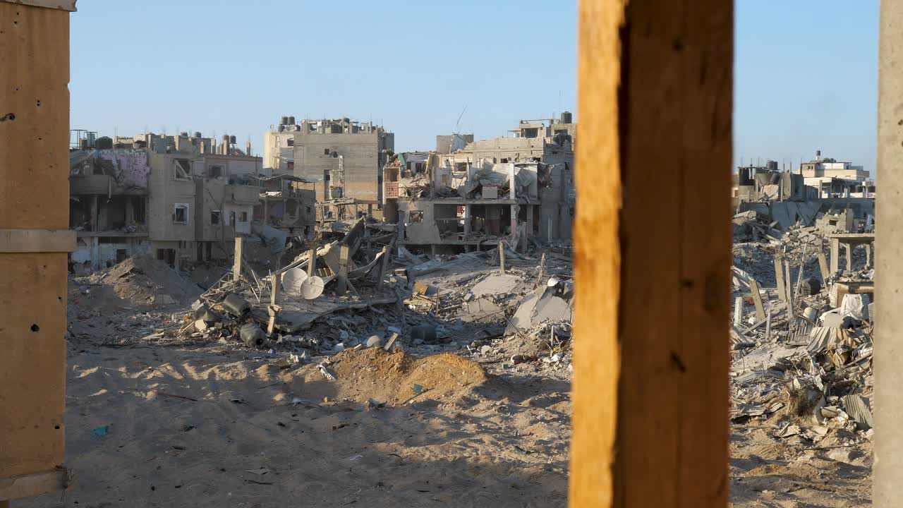 Filmati di guerra che mostrano edifici distrutti a Gaza, vista attraverso la finestra