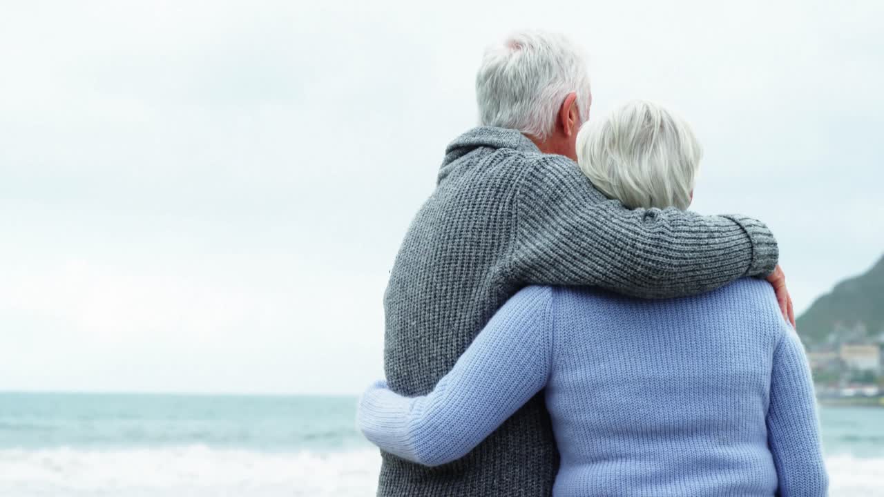 Coppie senior felici che esaminano mare