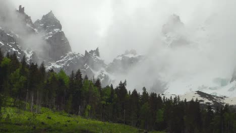 Nebelbedeckte-Bergkette