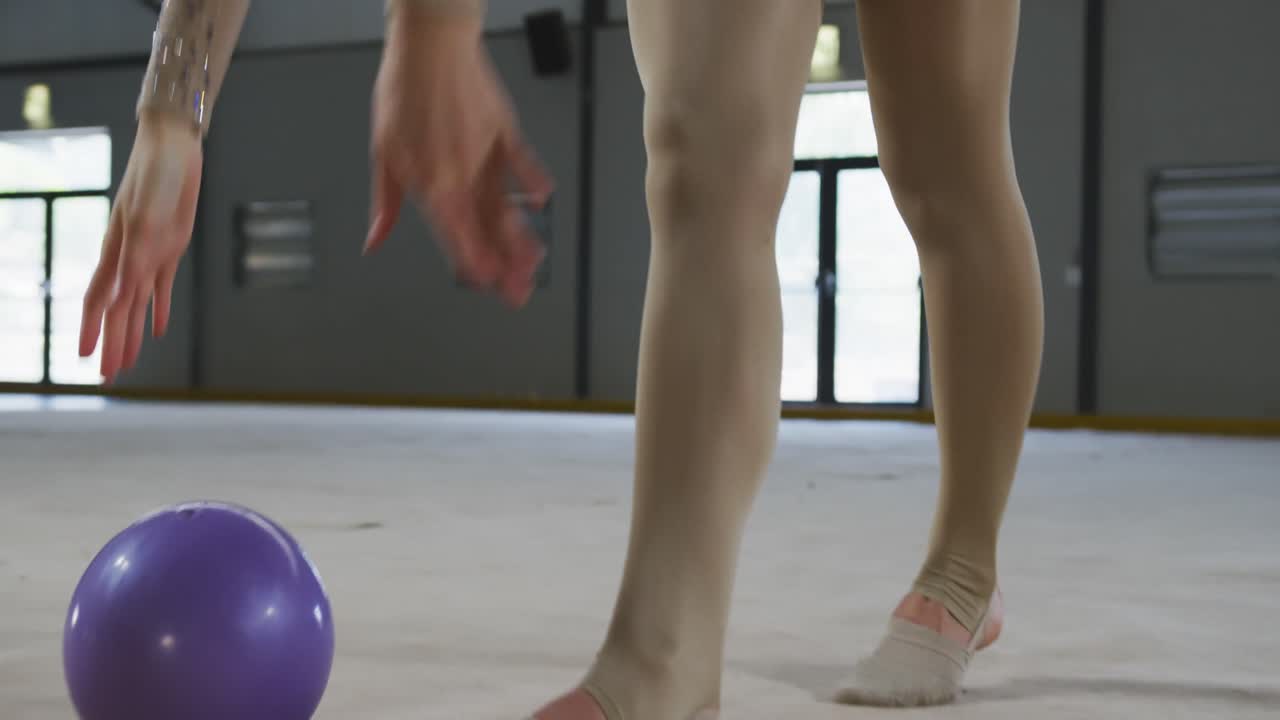 gimnasta femenina actuando en el salón de deportes