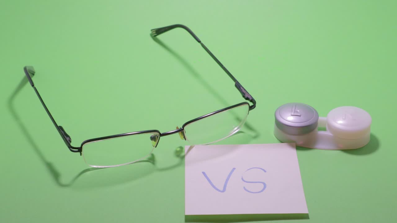 gafas contra lentes aisladas contraposición de cromakey conveniencia y defectos