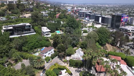 Vista-Aérea-Alrededor-De-Casas-De-Lujo-En-Hollywood-Hills-West,-Calles-De-Pájaros,-Al-Norte-De-Sunset-Blvd.