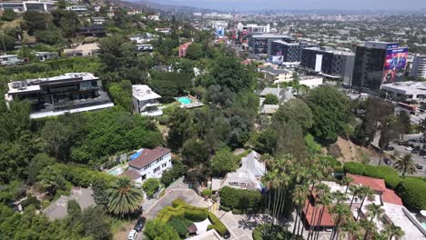 vista aérea alrededor de casas de lujo en hollywood hills oeste, calles de pájaros, al norte de sunset boulevard