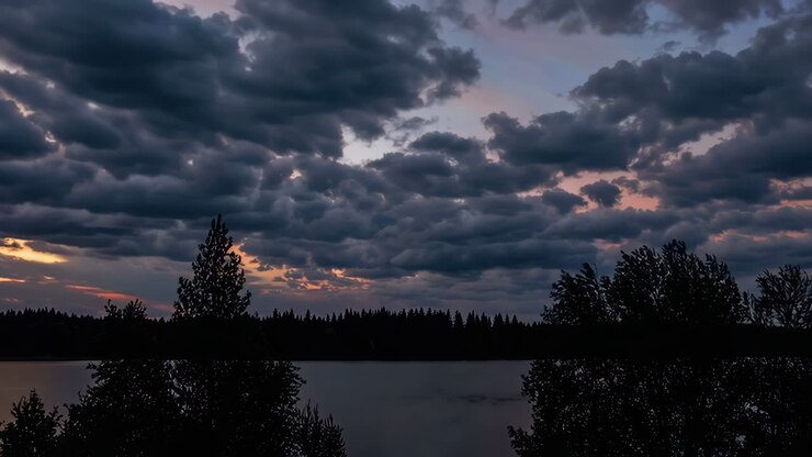 Tramonto su un lago con nuvole drammatiche