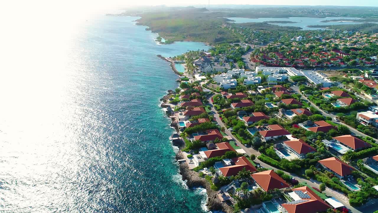 드론 돌리는 잔지바르 해변과 비스타 로열 동네 근처의 쿠라카오 해안선을 따라 기울어집니다.