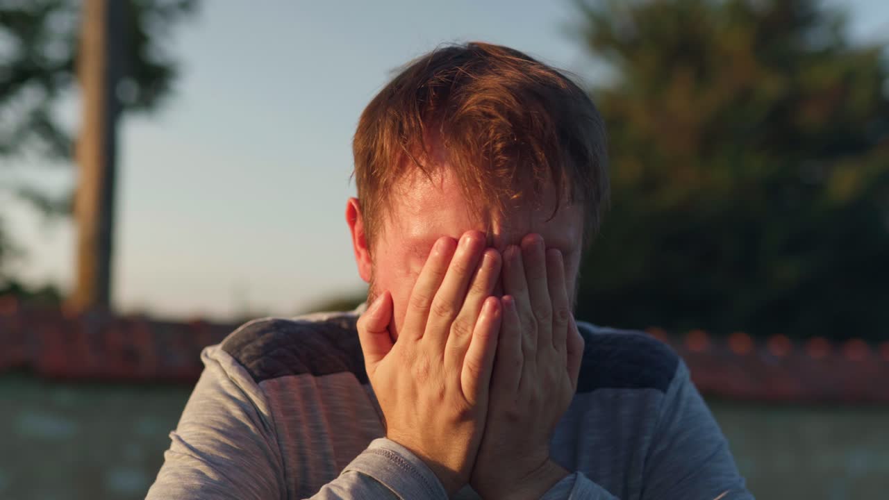 젊은 성인 남성이 침 ⁇ 으로 고통받고 있습니다.