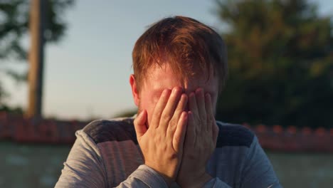 joven hombre adulto que sufre en silencio