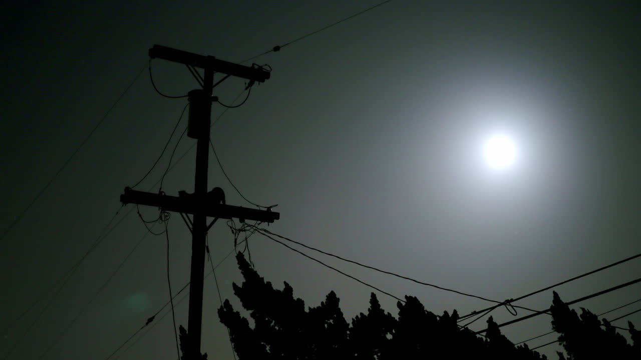 Poste de luz e cabos de energia à noite