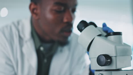 hombre negro, científico y microscopio