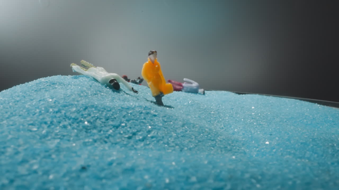 흔들림 후 부드러운 밝은 파란색 모래에 떨어지는 사람들의 그림