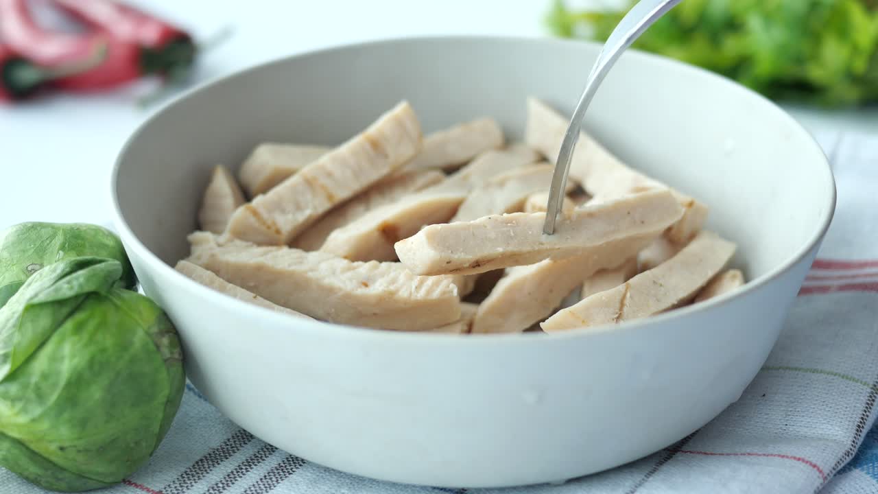 그릴 된 베트남 소시지 (가능한 cha ca la vach) 를 준비합니다.