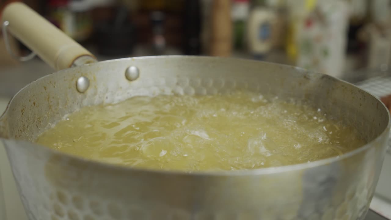 Olio bollente che bolle in una padella