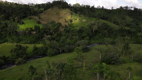 4K-Luftaufnahmen-Des-Mittelamerikanischen-Dschungels-Und-Ackerlandes-Mit-Einem-Bach,-Der-Die-Landschaft-Durchquert