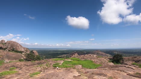 lapso de tiempo de nubes moviéndose sobre un cielo azul sobre grandes rocas de granito en el este rural de áfrica