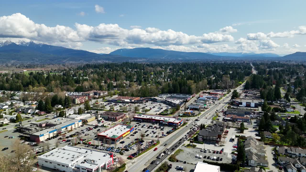 Edifici commerciali lungo la Lougheed Highway di giorno a Maple Ridge, Columbia Britannica, Canada