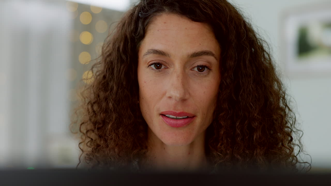 computadora portátil, mujer pensante y trabajando en ideas