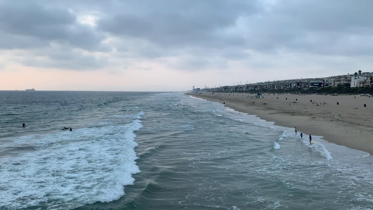 Peselancar di ombak di pantai California